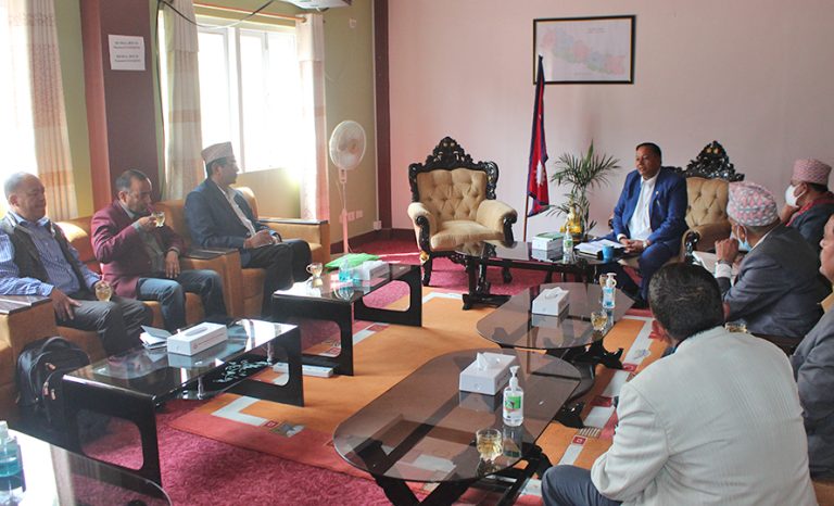 शिक्षामन्त्रीले प्राध्यापकलाई भने : विश्वविद्यालयमा हड्ताल बन्द गर्नुस्