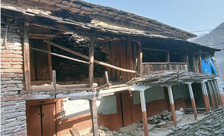 बसाइँसराइले रित्तिंदै गाउँघर : झाडी भए आँगन र पिंढी