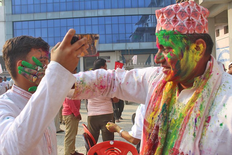 विराटनगरमा दुई वर्षपछि मनाइयो होली