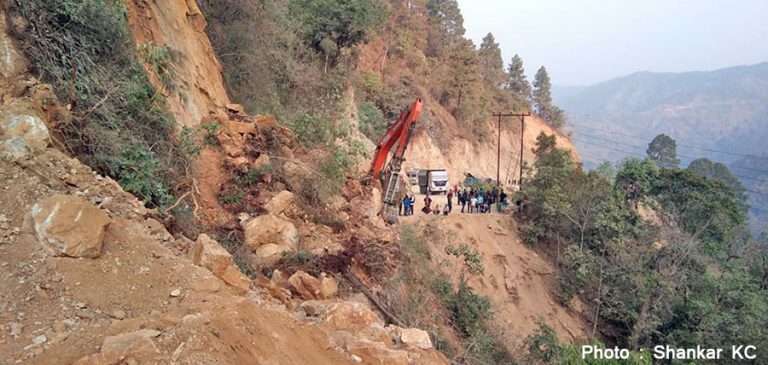 पहिरोमा पुरियो एस्काभेटर, दाङ-सल्यान सडकखण्ड अवरुद्ध