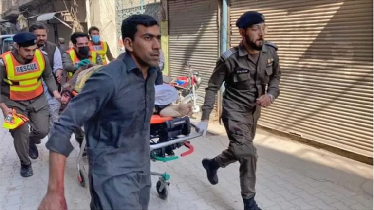 पेशावरको सिया मस्जिदमा बम बिस्फोट, ३० जनाको मृत्‍यु