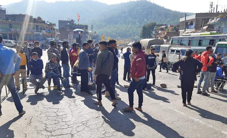 दाङमा चालक पक्राउको माग गर्दै पूर्वपश्चिम राजमार्ग अवरुद्ध