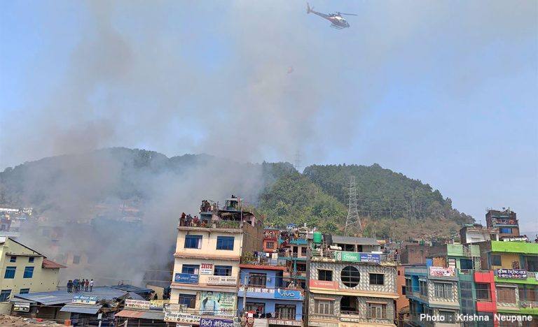 काठमाडौंबाट दमौली गएको सिम्रिक एयरको हेलिकप्टरले आगो निभाउन थाल्यो