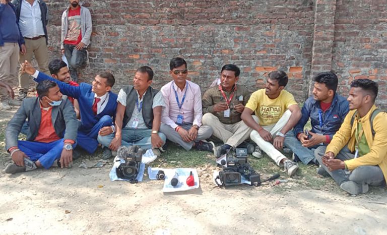 सिरहामा कांग्रेस निर्वाचनको रिपोर्टिङ गर्न पत्रकारलाई रोक