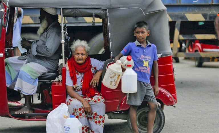 हिंसात्मक झडप हुन थालेपछि श्रीलंकाका पेट्रोल पम्पमा सेना खटाइयो