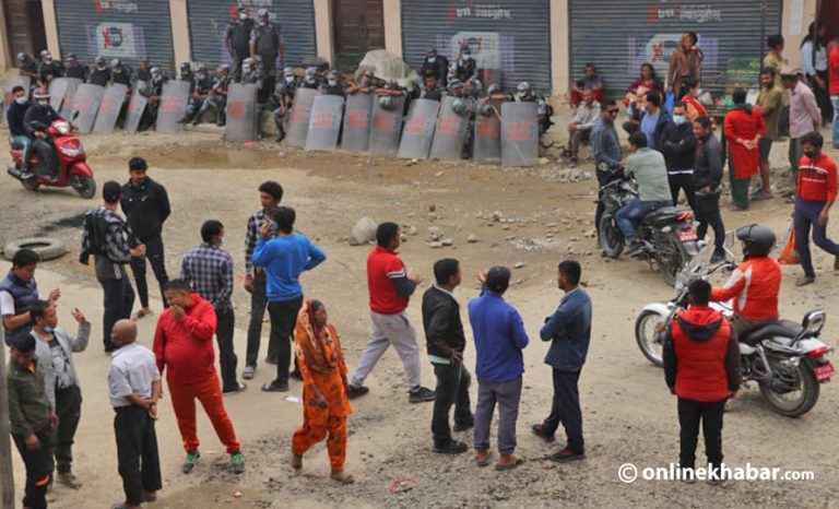 टिपरको ठक्करबाट दुई विद्यार्थीको मृत्यु भएपछि सुन्दरीजलमा तनाव