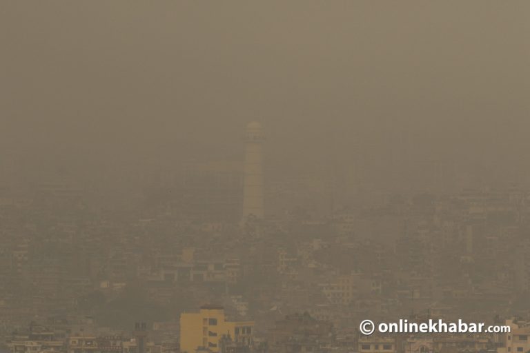 बढ्‍यो प्रदूषण, तुवाँलोले ढाकियो काठमाडौं (फोटोफिचर)