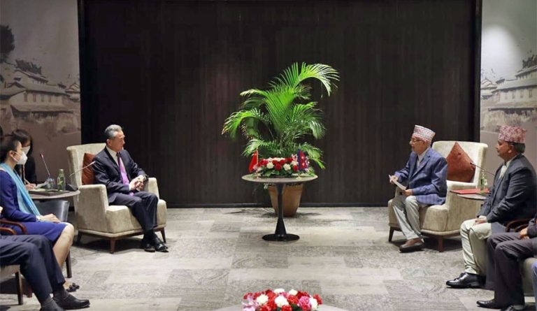 चिनियाँ विदेशमन्त्री र एमाले अध्यक्ष ओलीबीच भेटवार्ता