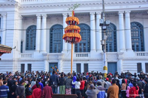 बसन्तपुरमा ठड्याइयो चीर, सुरु भयो होली (फोटो फिचर)