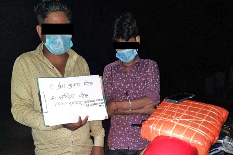 ५ किलो गाँजासहित २ भारतीय पक्राउ