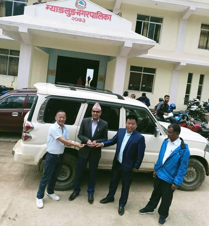 चुनावी अभियान सुरु गर्न म्याङलुङका मेयरले गरे गाडी फिर्ता