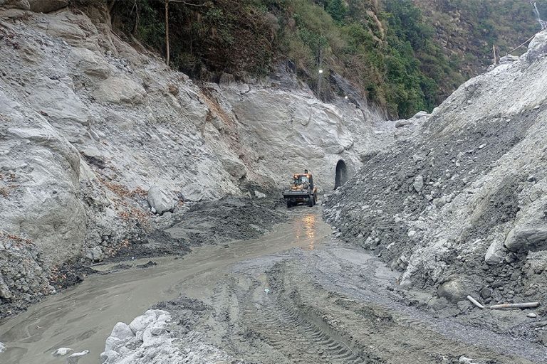 वर्षाअघि नै मेलम्चीको गेग्रान हटाउन स्थानीयको माग