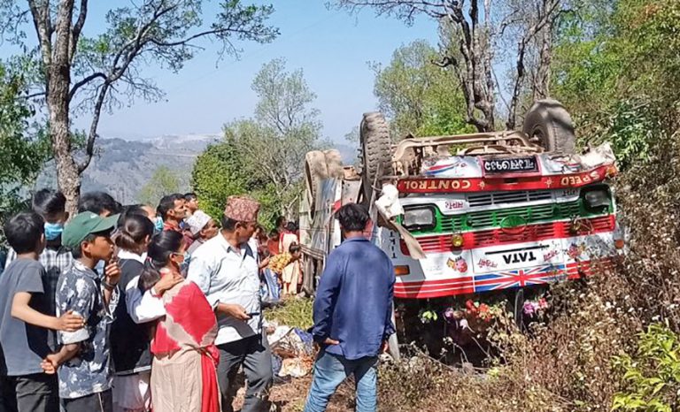 प्युठानमा बस दुर्घटनामा एक बालकको मुत्यु, २२ घाइते