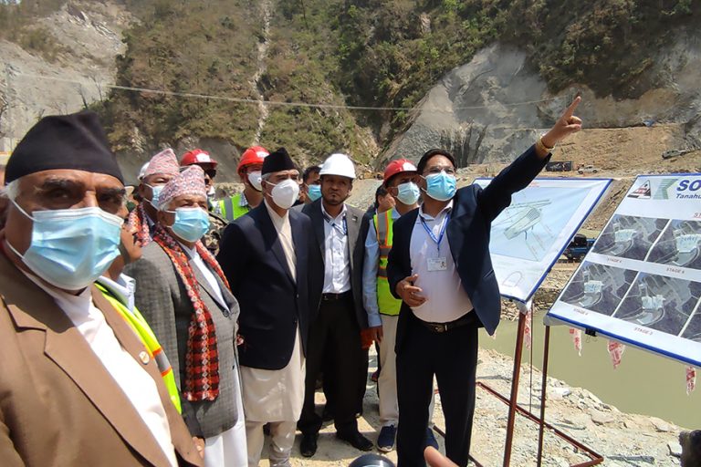 तनहुँ जलविद्युत आयोजनाको स्थलगत निरीक्षणमा पुगे प्रधानमन्त्री