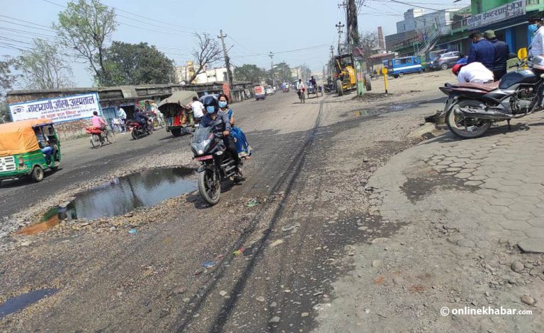 जीर्ण सडकले वीरगञ्जमा सास्ती, बनाउन खोज्दा ठेकदार नै तगारो