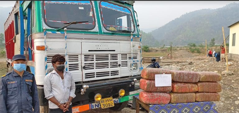 मकवानपुरबाट ट्रकसहित ९० केजी गाँजा बरामद, भारतीय नागरिक पक्राउ