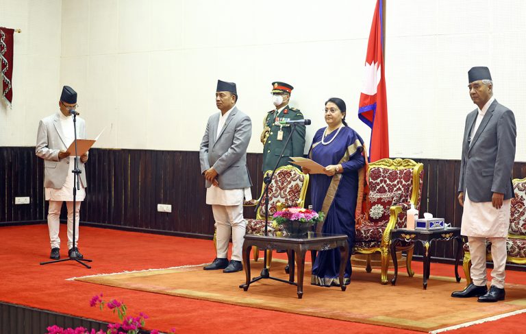 नवनियुक्त कानुनमन्त्री गोविन्द बन्दीले लिए शपथ