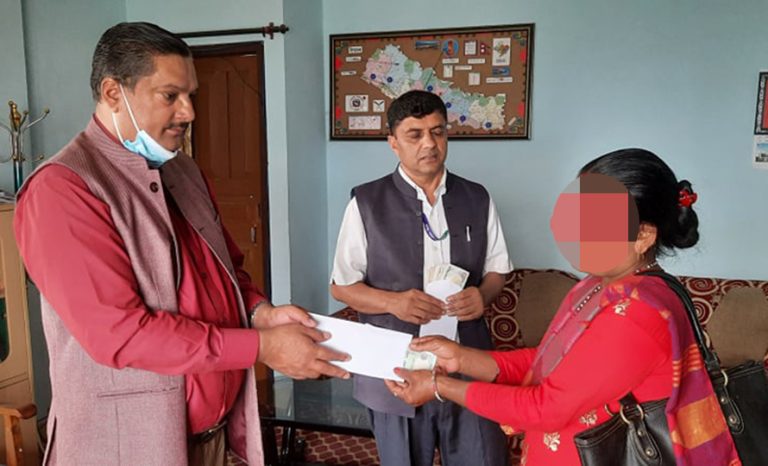 हिंसा पीडितलाई गोरखा नगरपालिकाको अनुदान