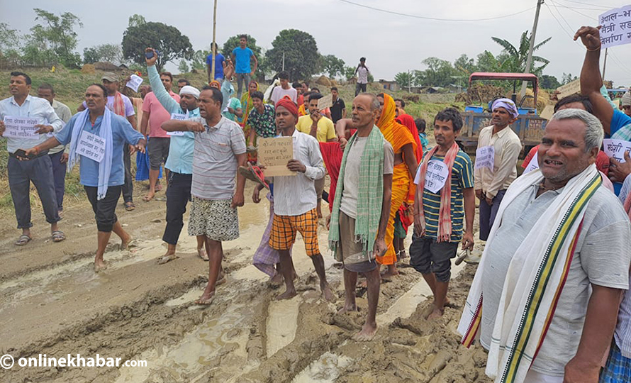 भारतले कोशी सडक नबनाएको भन्दै सीमावर्ती क्षेत्रका बासिन्दाद्वारा प्रदर्शन