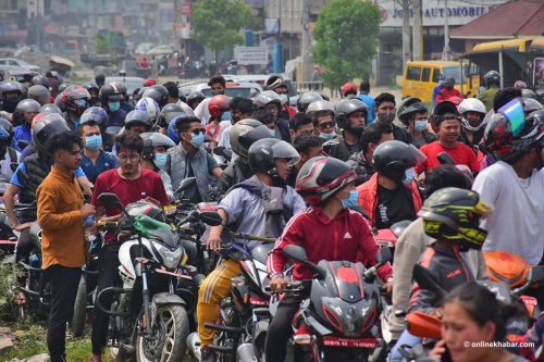 उपभोक्ता लाइनमा, निगमका हाकिम दिल्लीमा