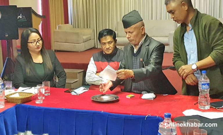 गण्डकी प्रज्ञा प्रतिष्ठानका कुलपतिले च्याते आफ्नै किताब !
