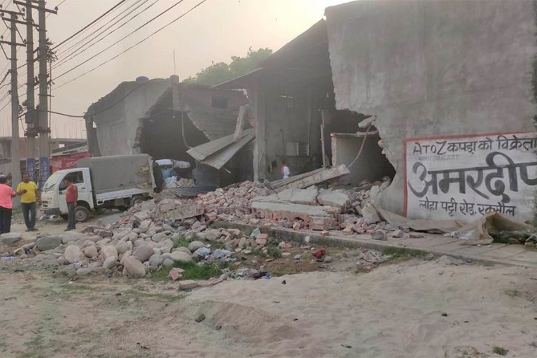 त्रिभुवन राजपथका २५ वटा घर भत्काइयो
