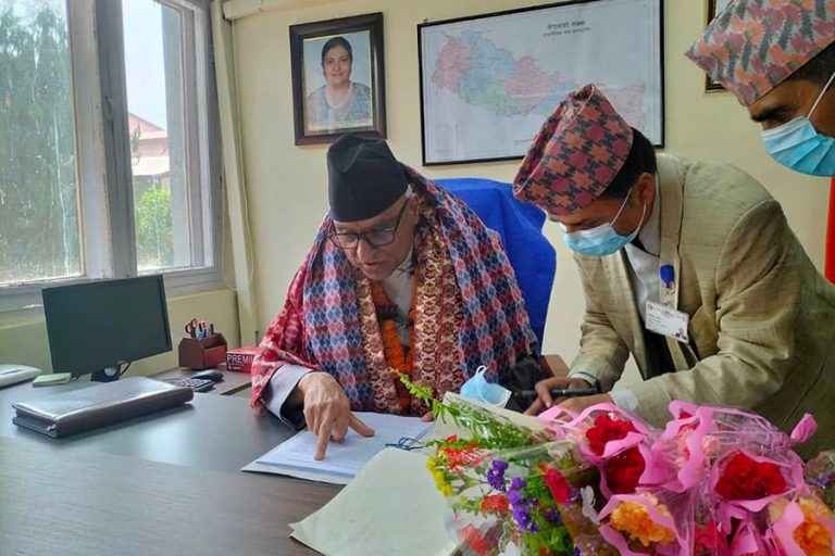 नवनियुक्त उद्योगमन्त्री बडूले सम्हाले कार्यभार