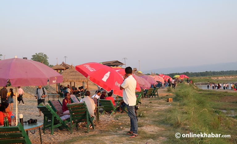 सौराहामा आउन थाले नयाँ वर्ष मनाउने पर्यटक, फुड फेस्टिबल आयोजना
