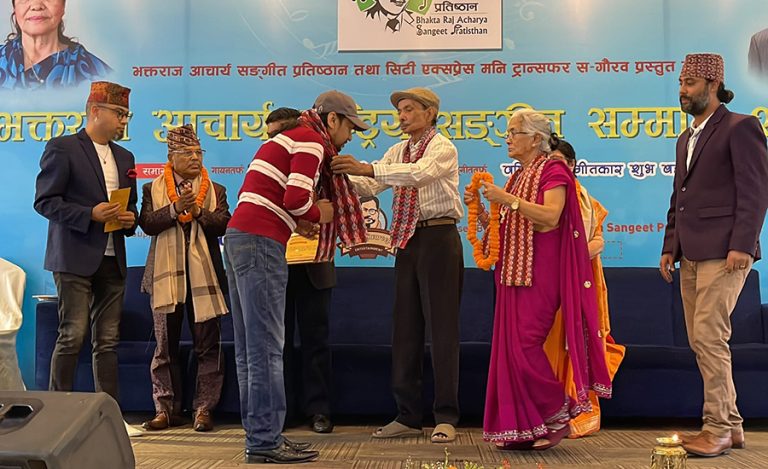 भक्तराज आचार्य राष्ट्रिय सम्मान शुभबहादुर र तीर्थकुमारीलाई