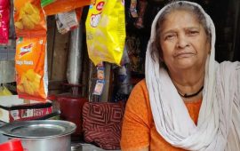 दिल्लीका विपन्नको पीडा : ग्यास बचाउन दिनको एकपटक खाना पकाउँदै