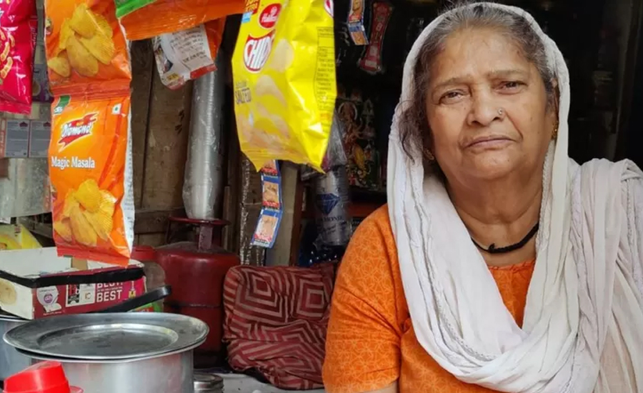 दिल्लीका विपन्नको पीडा : ग्यास बचाउन दिनको एकपटक खाना पकाउँदै