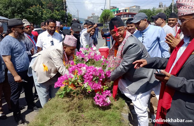 पोखराका मेयर र उपमेयरले फूल रोपेर सम्हाले पदभार