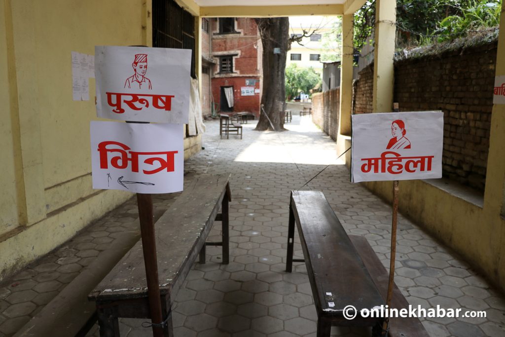 काठमाडौंका मतदान केन्द्र : धेरै मतदातालाई साँघुरो ठाउँ