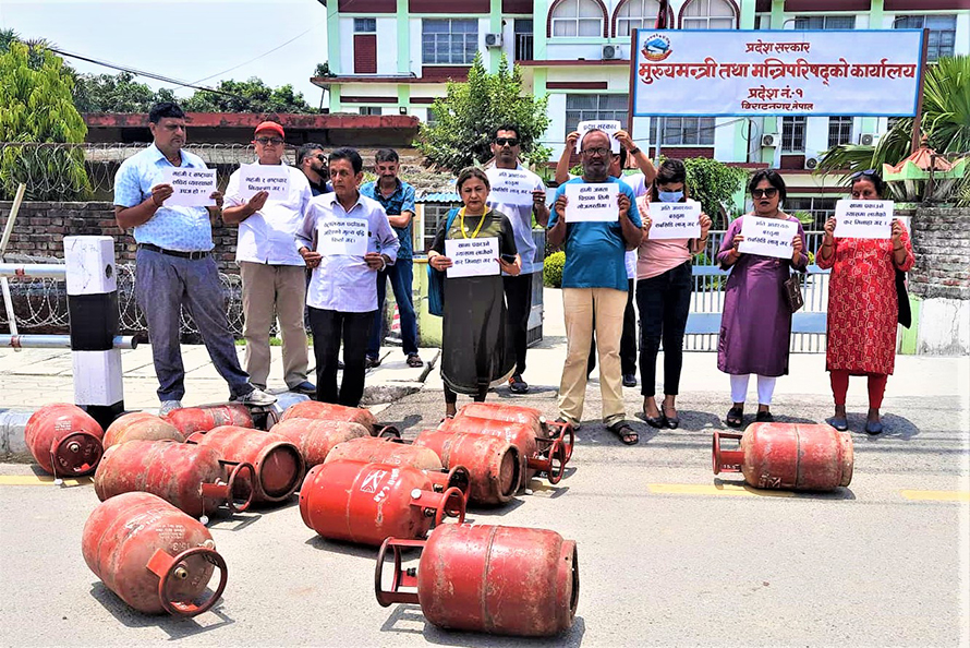 मुल्‍य वृद्धिविरुद्ध खाली सिलिन्डर राखेर मुख्यमन्त्री कार्यालय अगाडि प्रदर्शन