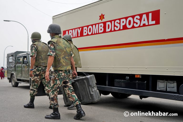 सिनामंगल पुग्यो सेनाको बम डिस्पोजल टोली