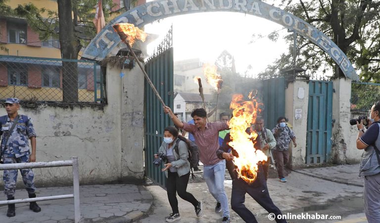 मूल्यवृद्धिको विरोधमा अनेरास्ववियुको मसाल जुलुस