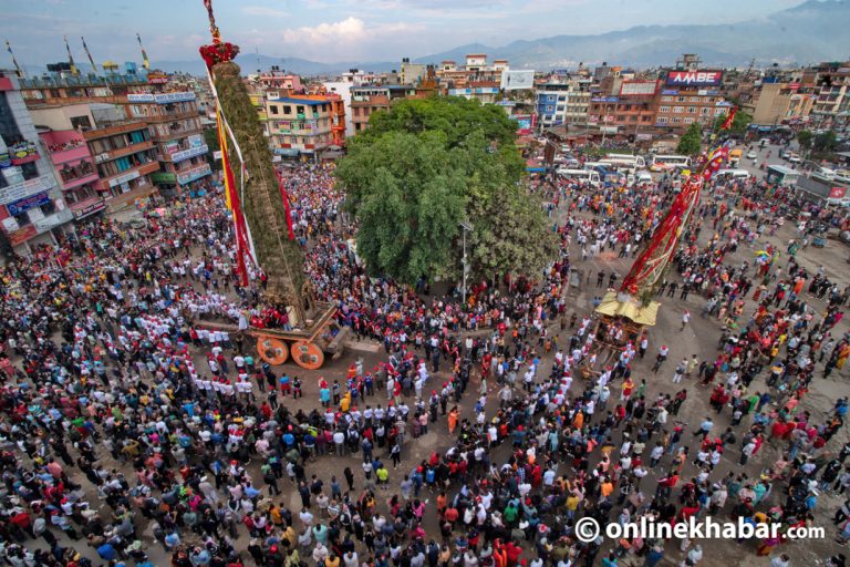 मच्छिन्द्रनाथको रथलाई ‘आमा’को मन्दिर परिक्रमा (फोटो फिचर)