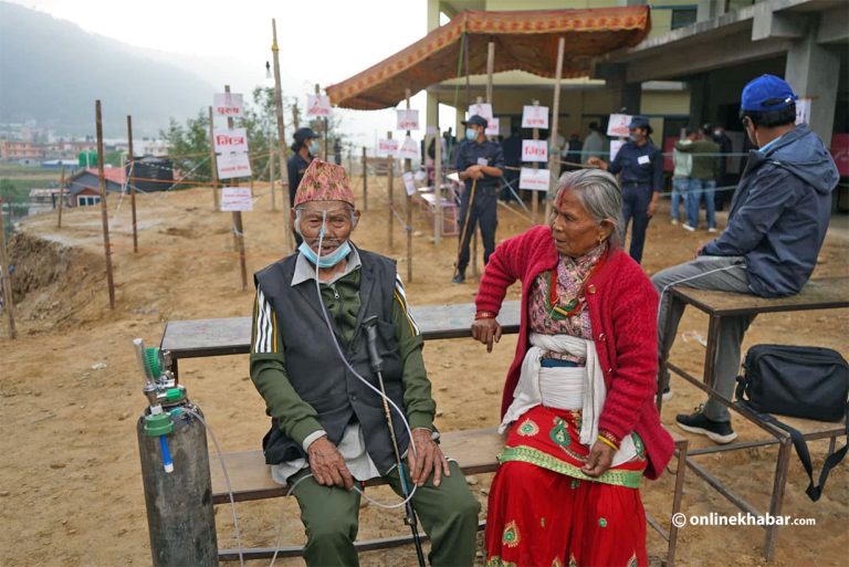 चुनावको उत्साह : कोही स्टेचरमा, कोही अक्सिजन सिलिण्डरसहित मतदान केन्द्रमा