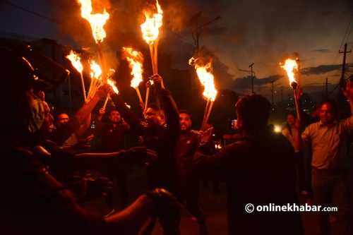 इन्धनमा मूल्यवृद्धिको विरोधमा युवा संघको मसाल जुलुस