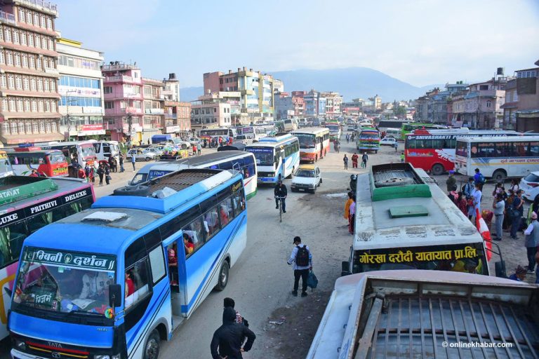 १० बुँदे माग राख्दै यातायात मजदुर आन्दोलित, व्यवसायीको समर्थन