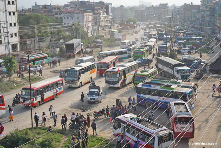 डिजेल लिटरमा १० रुपैयाँले सस्तिंदा पनि घटेन गाडी भाडा