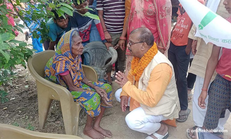 रौतहटमा चुनावको रन्को : एउटा उम्मेदवार टोलबाट बाहिरिन्छ, अर्को उम्मेदवार पुग्छ