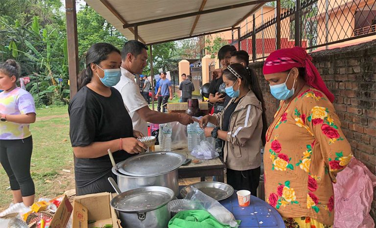 मतदातालाई चना अण्डा बेच्दै सीता