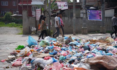 फोहोरका डङ्गुर छिचोल्दै मतदान केन्द्र पुग्दैछन् भोटर