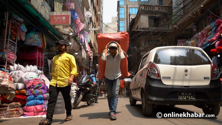 खुट्टा जखमी छ तर बोक्नु छ भारी