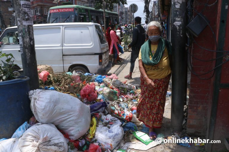 सडक छेउमा जहिल्यै फोहोरको डंगुर (फोटो फिचर)