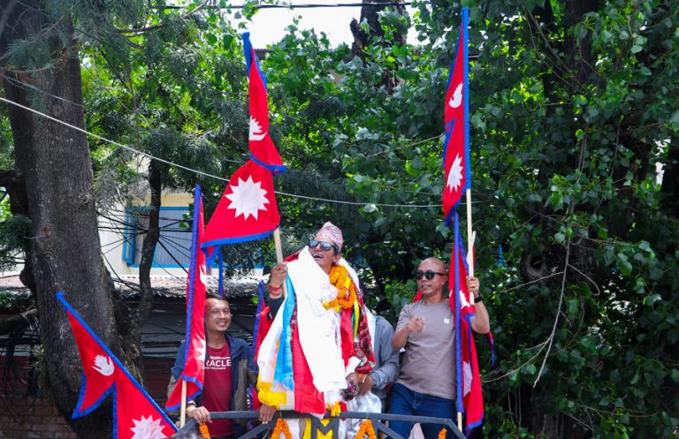 सगरमाथा चढेर फर्किएका राजु लामालाई काठमाडौंमा स्वागत