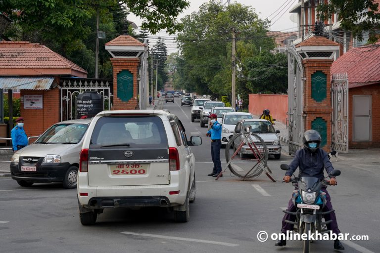 सिंहदरबारको गेटमै रोकिए वार्ताको लागि गएका शिक्षक नेता