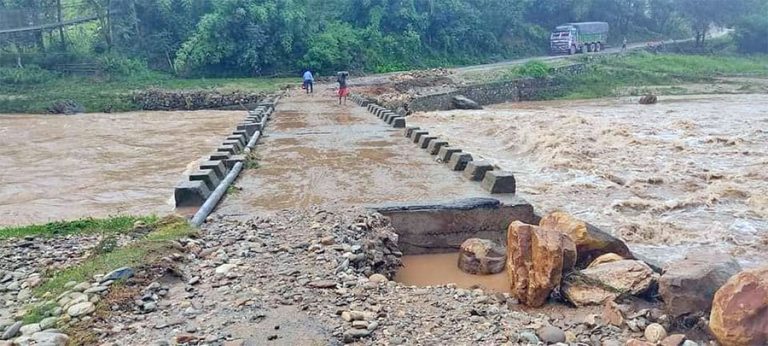 तनहुँको भानु नगरपालिका-२ र ५ जोड्ने पुलमा क्षति, यातायात अवरुद्ध