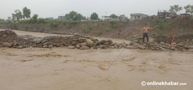 कवाड खोज्न नदीमा गएका वृद्धको बाढीले बगाएर मृत्यु